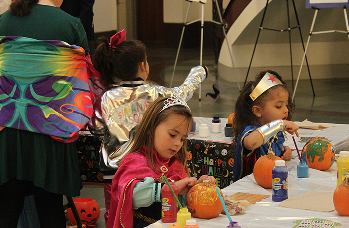 kids decorating pumpkins